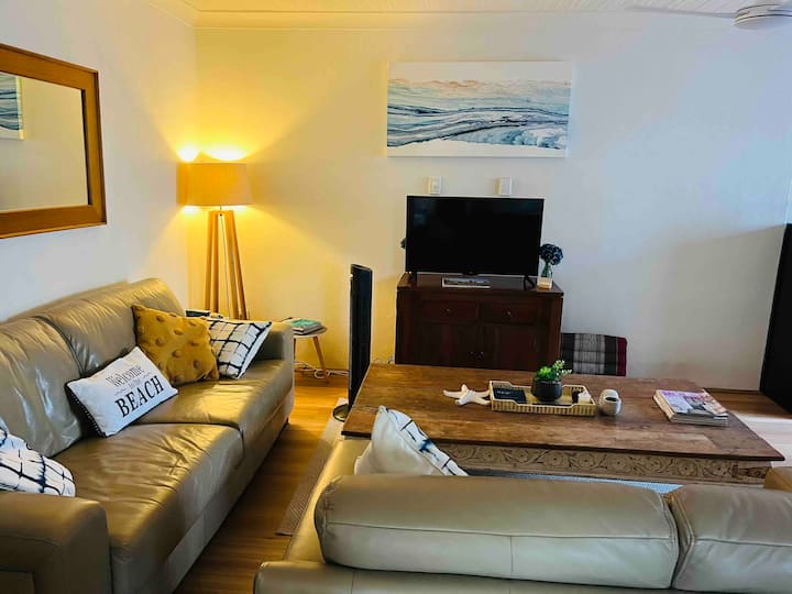 เลานจ์/พื้นที่นั่งเล่นที่อบอุ่นและสะดวกสบาย ~ โซฟาเสื้อคลุมรูเบลลีหนังแท้จากอิตาลี 2 และ 3 ที่นั่ง 
เก้าอี้อ่านหนังสือและออตโตมัน 1 ตัว 