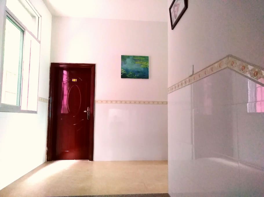宽敞的走廊,房间过道也是一个小油画展呐