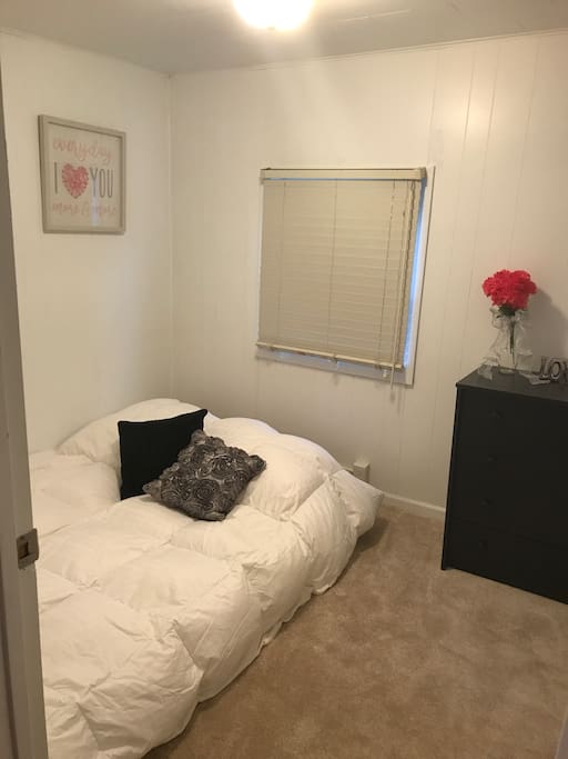 Bedroom w/full air mattress