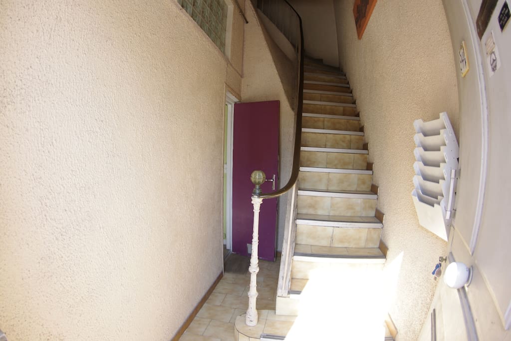 au fond à gauche, la porte du studio