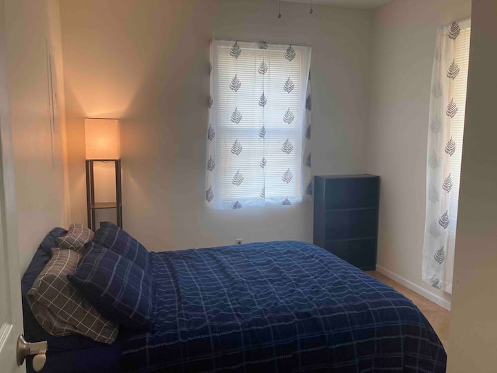 בכל חדר שינה יש מיטת קווין סייז אחת, מנורת מדף ליד המיטה, ארון עם מגירות, מדפים וחלל תלייה. 