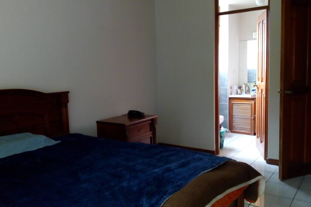 Habitación, con baño privado