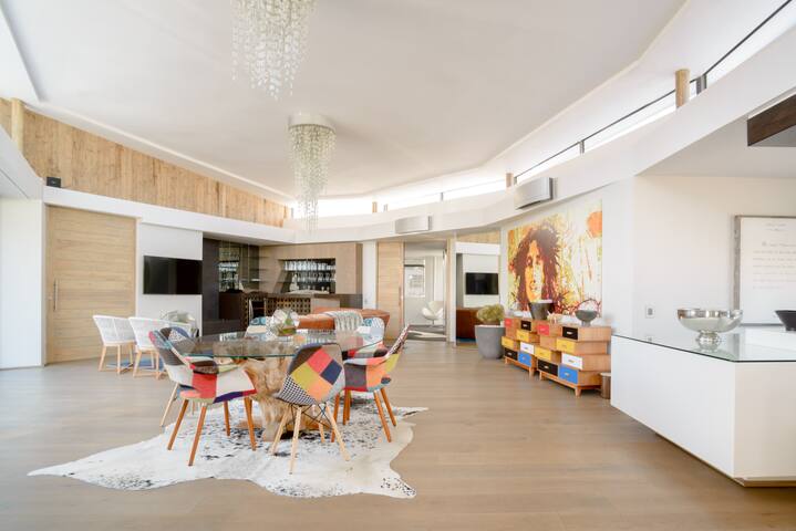 Hip House Spectacular Table Mountain Views City Centre Vibe gallery image 2