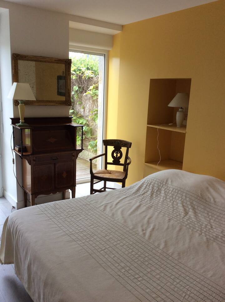 חדר שינה 1 בקומת הקרקע המשקיף על הגינה עם חדר רחצה צמוד וחדר הלבשה. מיטת קינג סייז  
שירותים נפרדים.