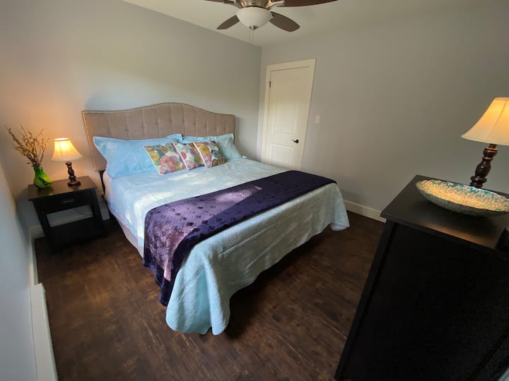 Segundo dormitorio del piso principal. Cama tamaño king. 