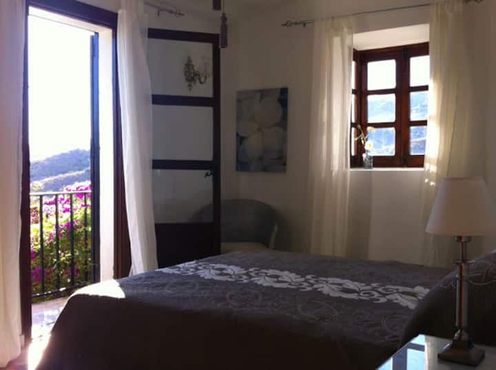 საძინებელი ორადგილიანი საწოლითა და იტალიური აივნით მთავარ სახლში 