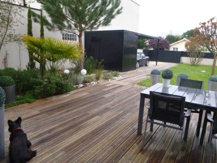 Terrasse Ouest et parking