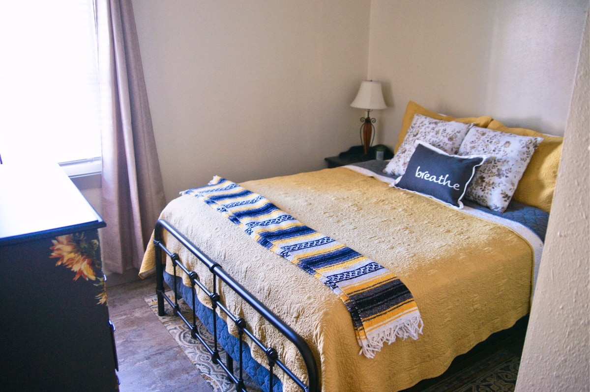 חדר שינה שני עם מיטת קווין סייז.