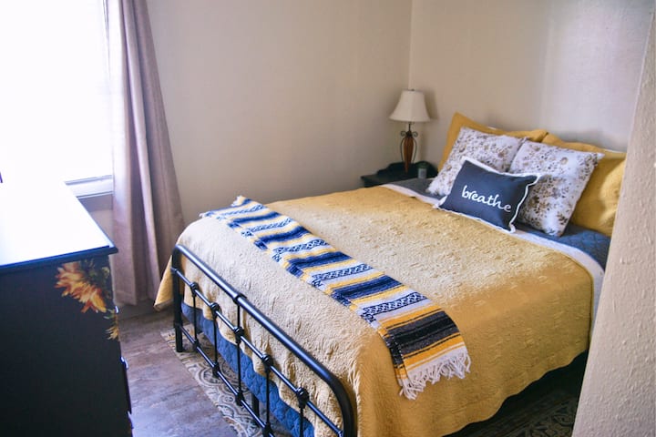 Druhá spálňa s manželskou posteľou Queen.