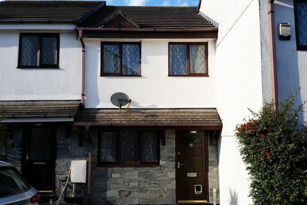 Arbel is a modern terraced cottage in a quiet cul de sac