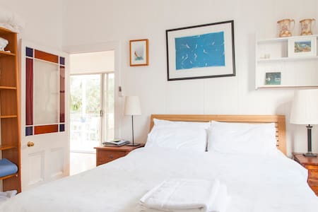 The Last Resort, West End. Ensuite,  Pool, Beach