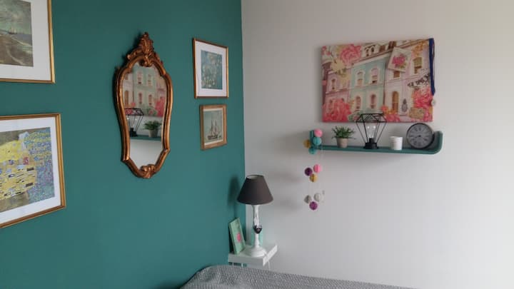 חדר שינה למעלה עם מיטה זוגית