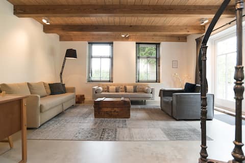 Free Parking •Self check-in •15 mins to Amsterdam