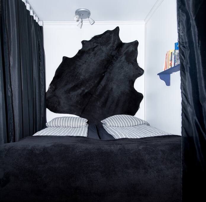The house has 4 beds. These 2 can be set next to each other to create a double bed.