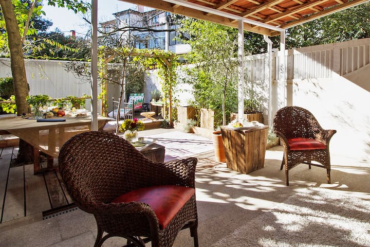 Charming Apartment with Little Loft in the Garden