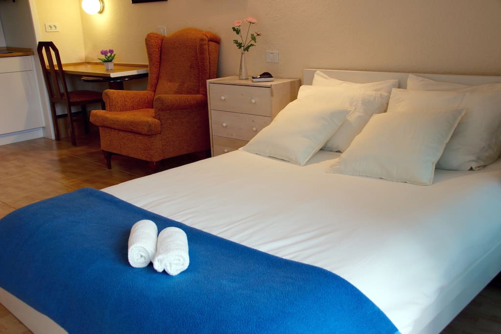 Comfy double bed - Cómoda cama doble.