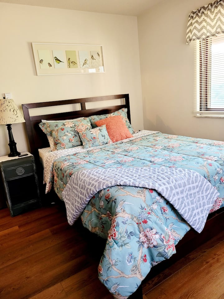 Spavaća soba 2:  udoban, bračni krevet, ventilator, noćni ormarić s svjetiljkom za čitanje, dovoljno prostora u ormaru, stalak za prtljagu, dodatna deka i dodatni jastuci.