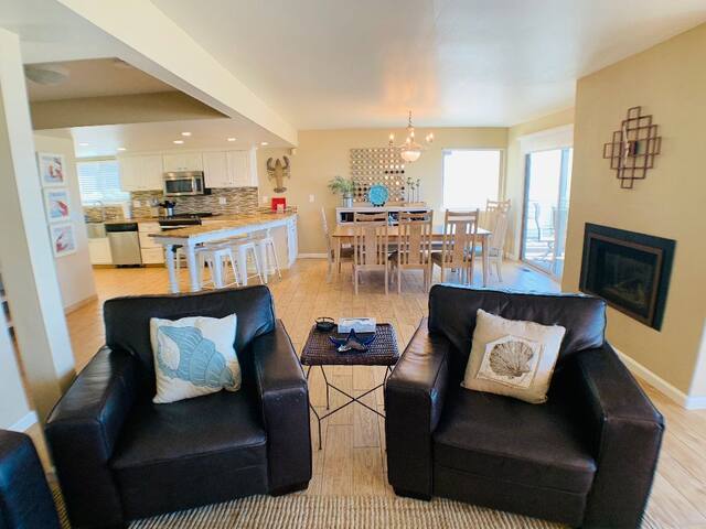 Large, updated 5 bedroom ocean front home gallery image 5