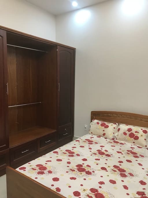 Riverside Spacious Double bedroom with balcony: large wardrobe