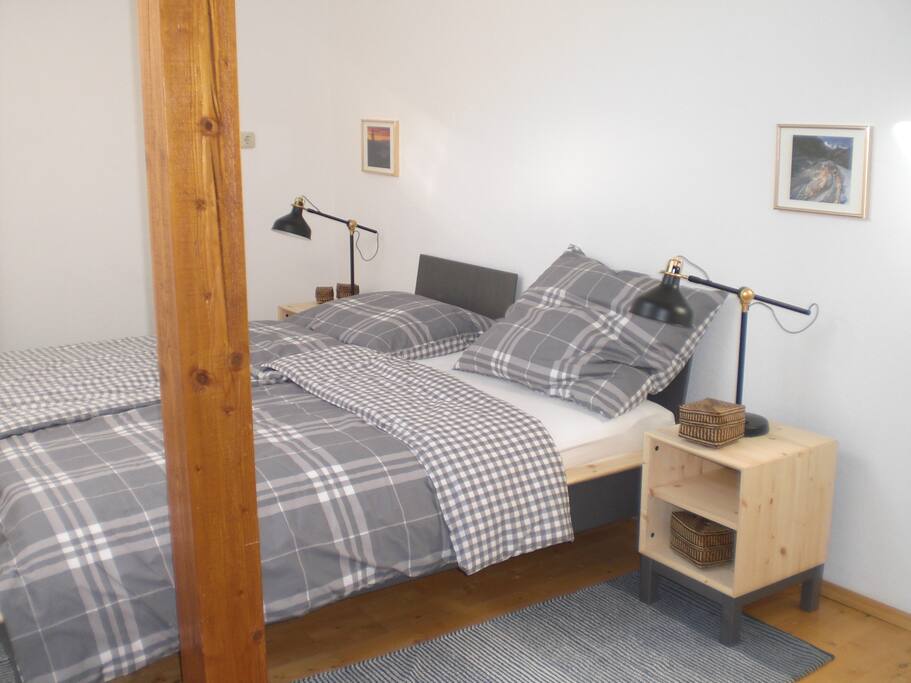 Schlafzimmer mit Doppelbett