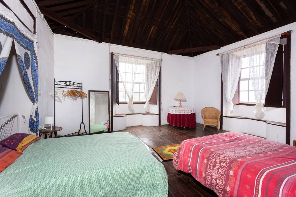 Acogedora habitación casa siglo 18. Espaciosa e iluminada con vista al mar y a la montaña.