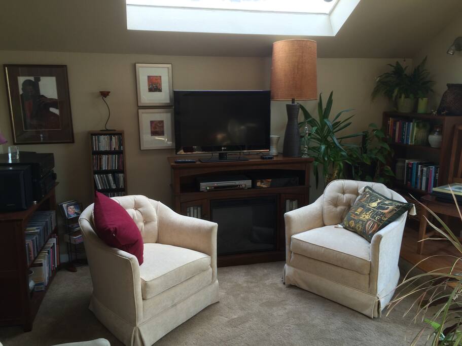 Cozy livingroom with 40" Smart TV...Showtime, HBO.