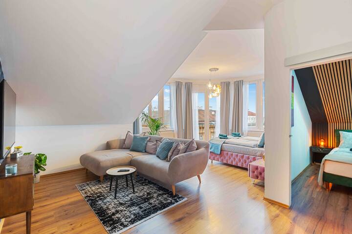 Royal Loft View 4BR Rooftop | Near Center | AC gallery image 3