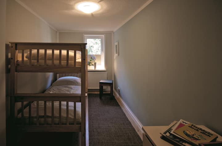 第二间卧室配有双人双层床（也适合成人）