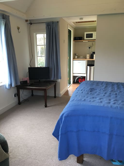 Double bedsitting room with kitchenette
