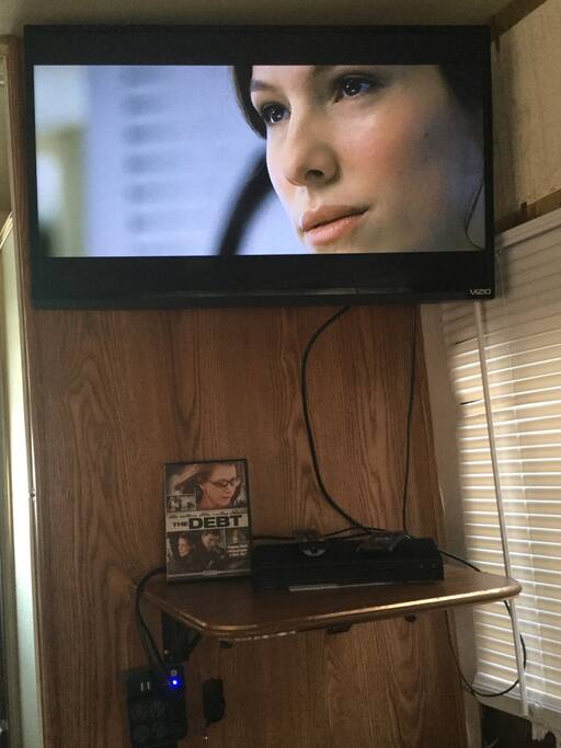 32" High Definition Tv w/DVD Player