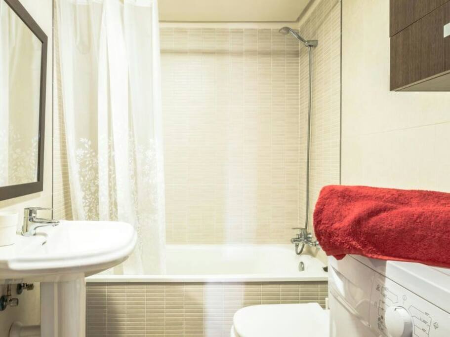 baño equipado con toallas y champú