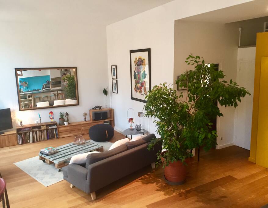 Grand salon/cuisine de 42m2 éclairé par 4 fenêtres
