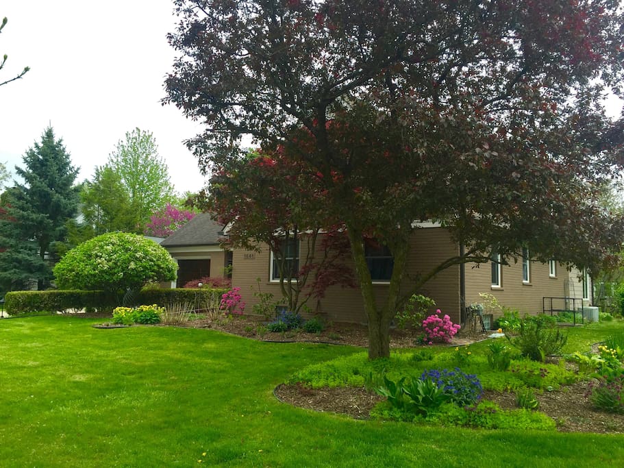 Downtown Oasis #1 - Close to Detroit, Royal Oak, Ferndale and Walking Distance to Downtown Birmingham