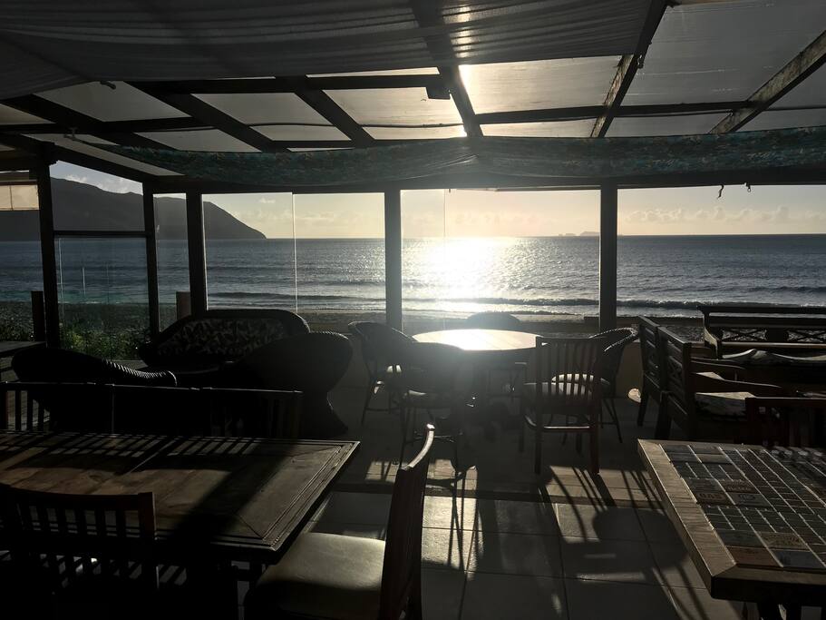 área de lazer , café da manhã e refeições