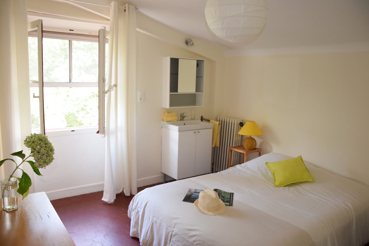 Chambre 5 : Jolie chambre blanche rehaussée de jaune et vert (douche partagée avec la chambre à 2 lits simples)