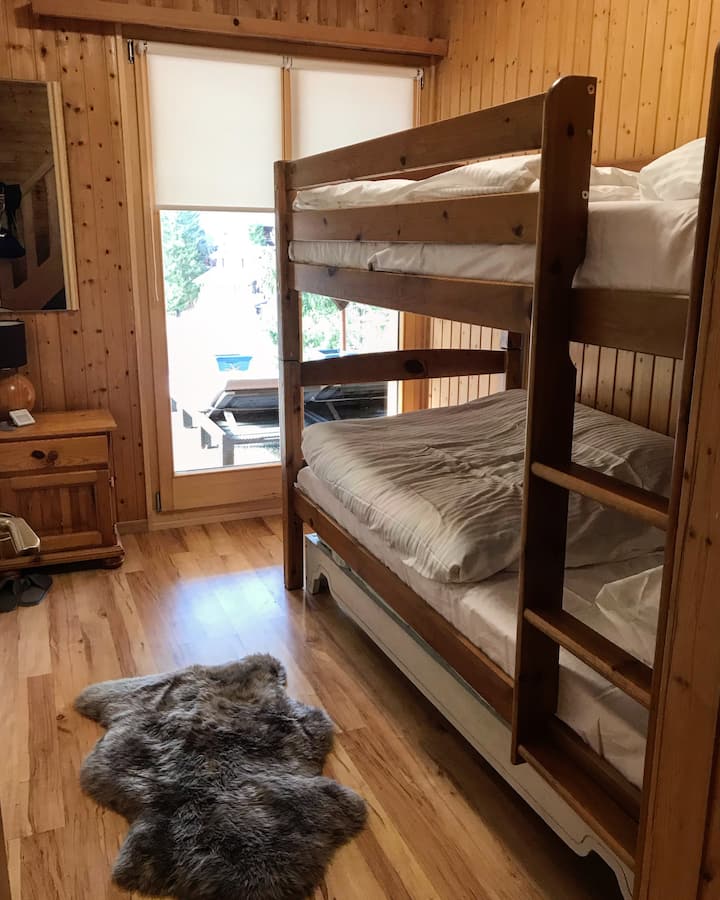 Dhoma e gjumit e tretë (3 krevate tek)