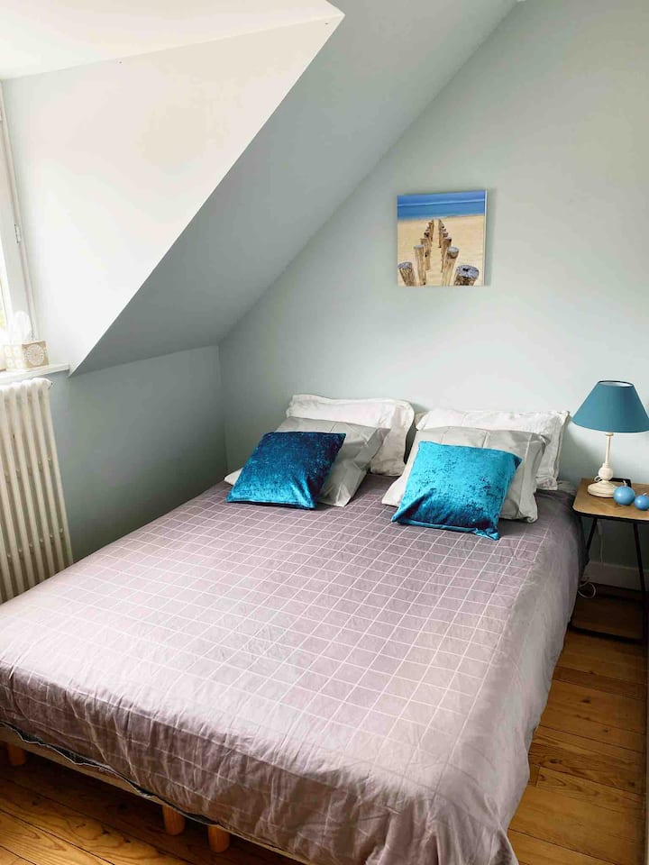 Blauwe kamer met een bureau 