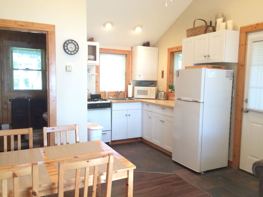 Fully equipped kitchen (dishes, silverware, cookware, coffeemaker, microwave, etc.)
