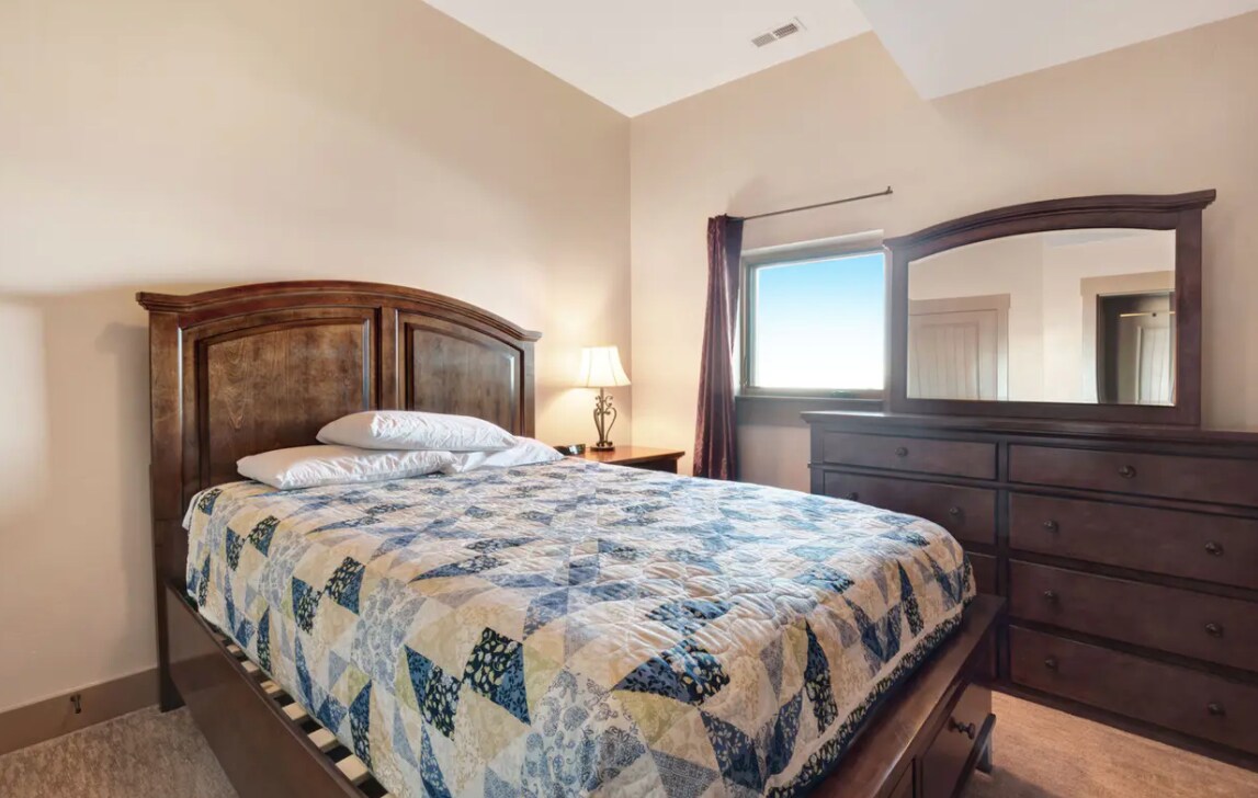 En la planta baja: dormitorio con 1 cama tamaño queen