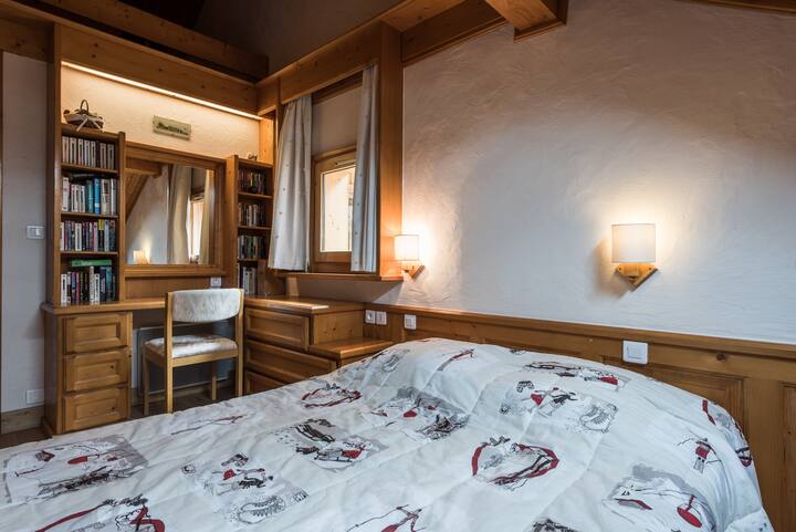 Chambre niveau supérieur/Bedroom on the upper level