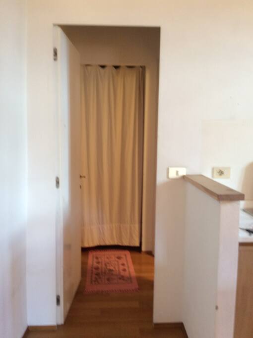 Vista della cucina (dx) e del disimpegno