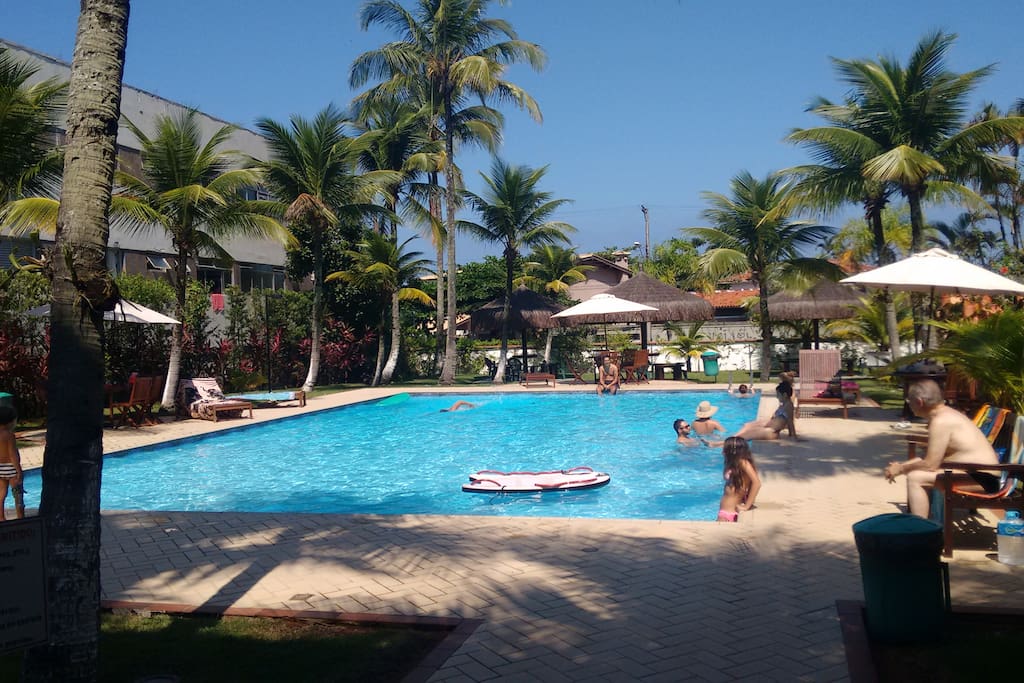 Excelente piscina com o Sol batendo o dia todo