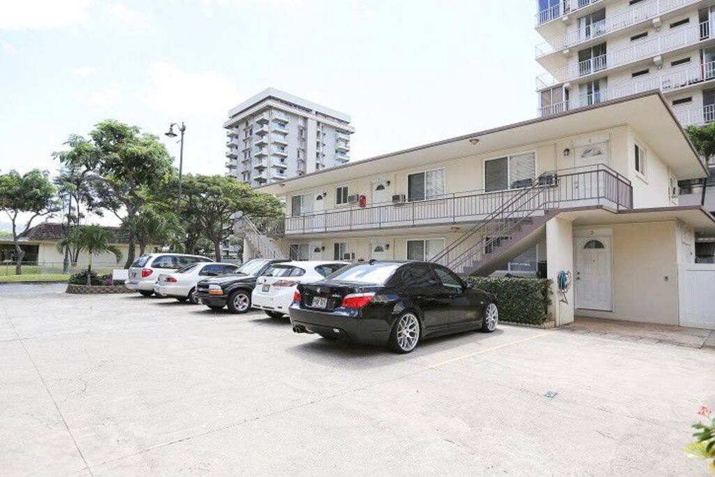 아파트 전경과 주차공간,주차무료
(View of the Apt Building and Parking space)