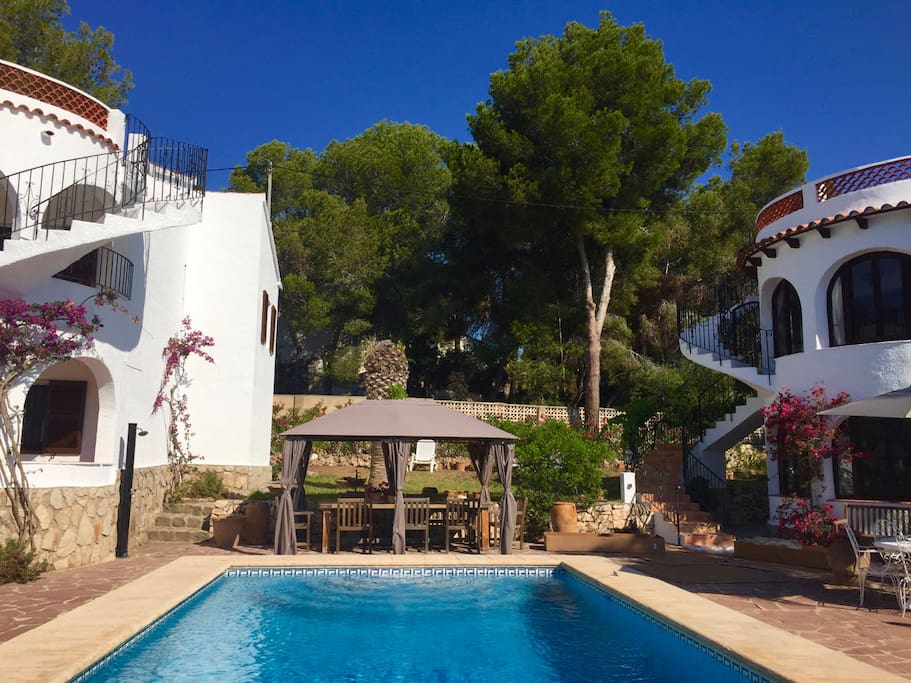 Main house and guest house joined by the garden and pool