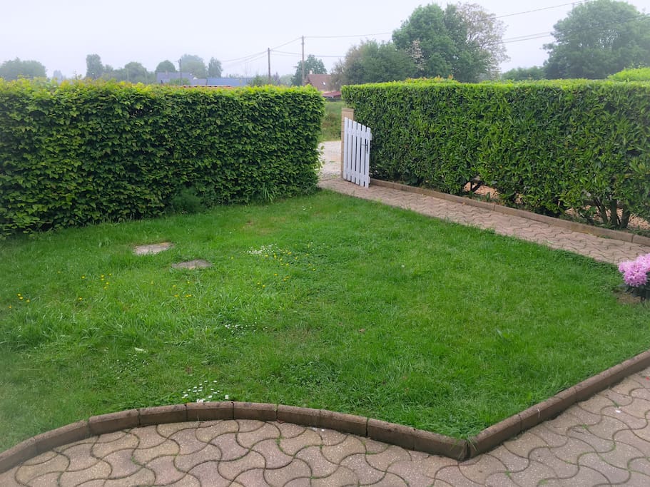 Jardin devant la maison de 40m2.