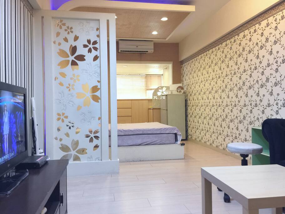 A modern room is good to stay. It is about 32 Square meters!It is ready for 2 to 4 guests to stay