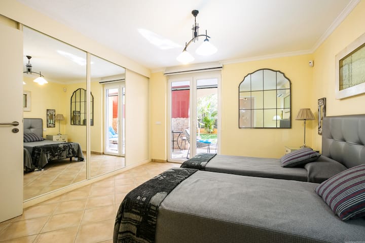 1 dormitorio y 2 camas de una plaza.