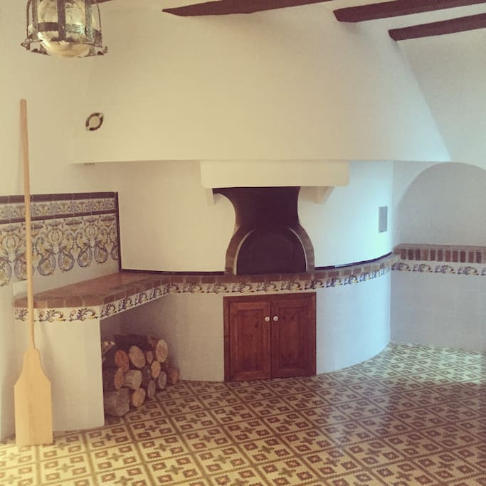 Original Clay Oven: Ideal for bread making, pizzas and roasting meat dishes.