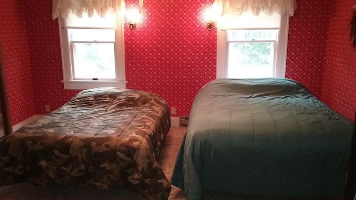 Главна спална соба со брачен кревет (широк 150-179 см) и кревет во целосна големина