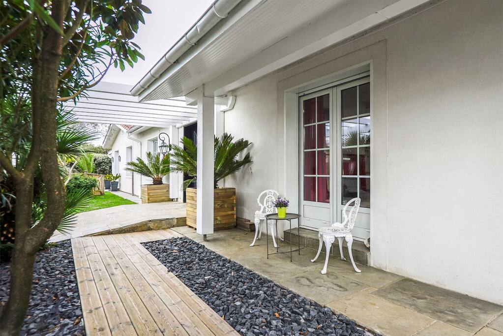 Vue du côté de la maison vers l'appartement de plein pied